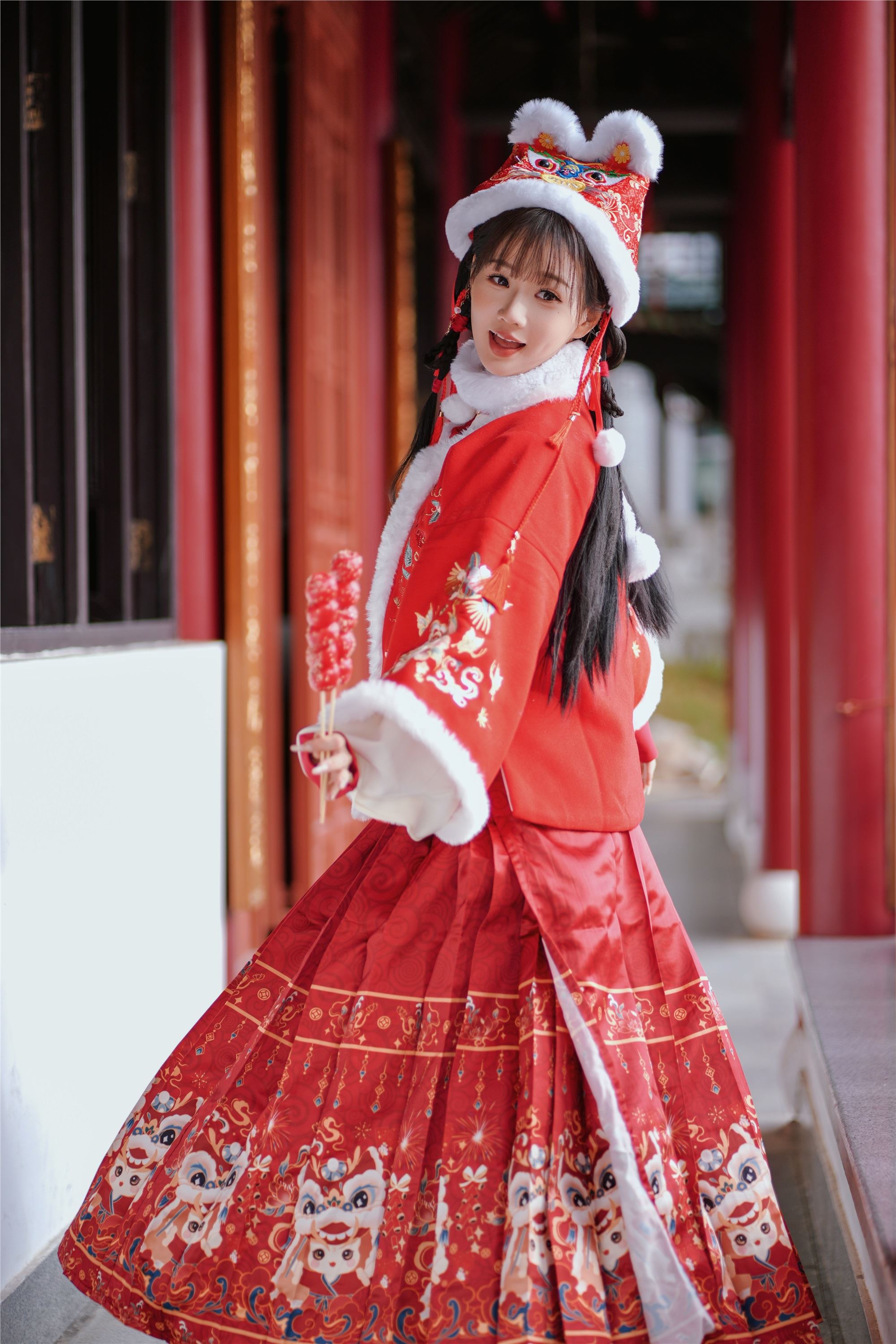 YITUYU艺图语 2025.01.31 红韵倩影 · 新年少女写真 甜心小鹿